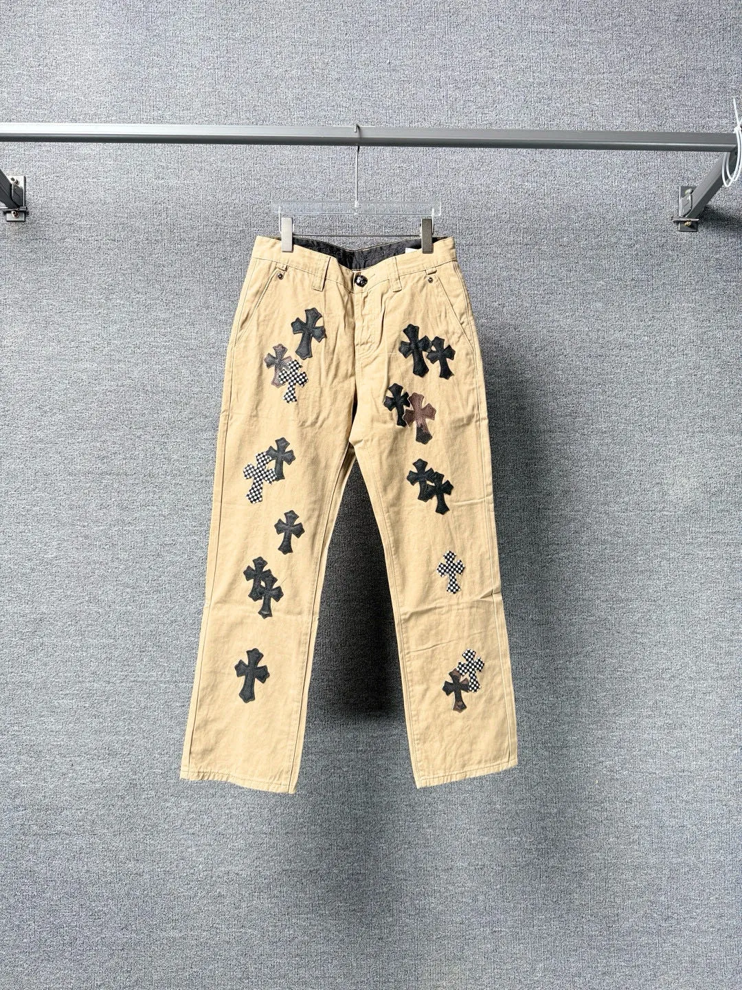 P270 💰 (Top version) Chrome Hearts CH khaki camouflage checkerboard horse hair cross patch leather jeans. Original purchased and patterned to truly restore the ultimate texture of Vintage. Italian special cowhide print and then cut. Customized sheepskin three-layer thick line leather. The whole body is spliced in heavy water washing process. Craftsmen hand-splash ink. You can see the details. Three-dimensional cutting version. Loose and comfortable. Not picky on the figure. Look tall and slim. Factory precision work. Original quality control. Same style for men and women. Can be matched with couples. Versatile recommendation. Must-have jeans for all seasons. Color: Khaki Size: 28-30-32-34 (corresponds to S-M-L-XL)